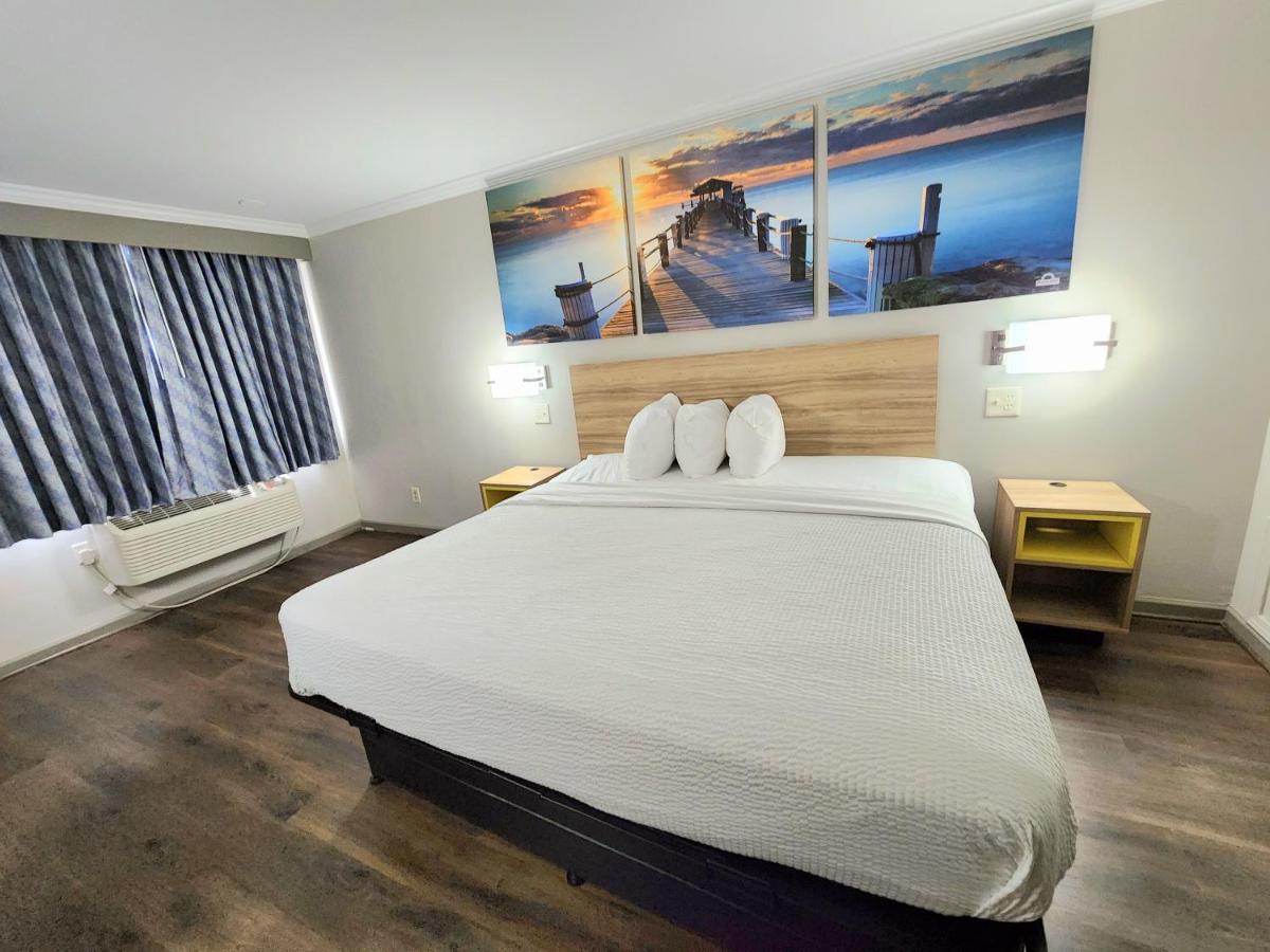 King Room - Disability Access - Smoking at Days Inn by Wyndham Slidell