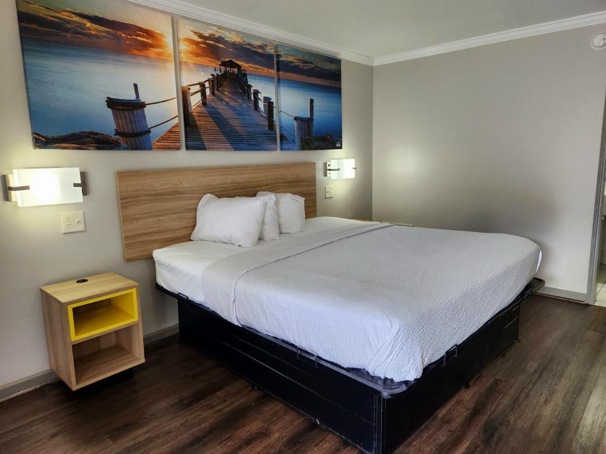 King Room - Disability Access - Smoking at Days Inn by Wyndham Slidell