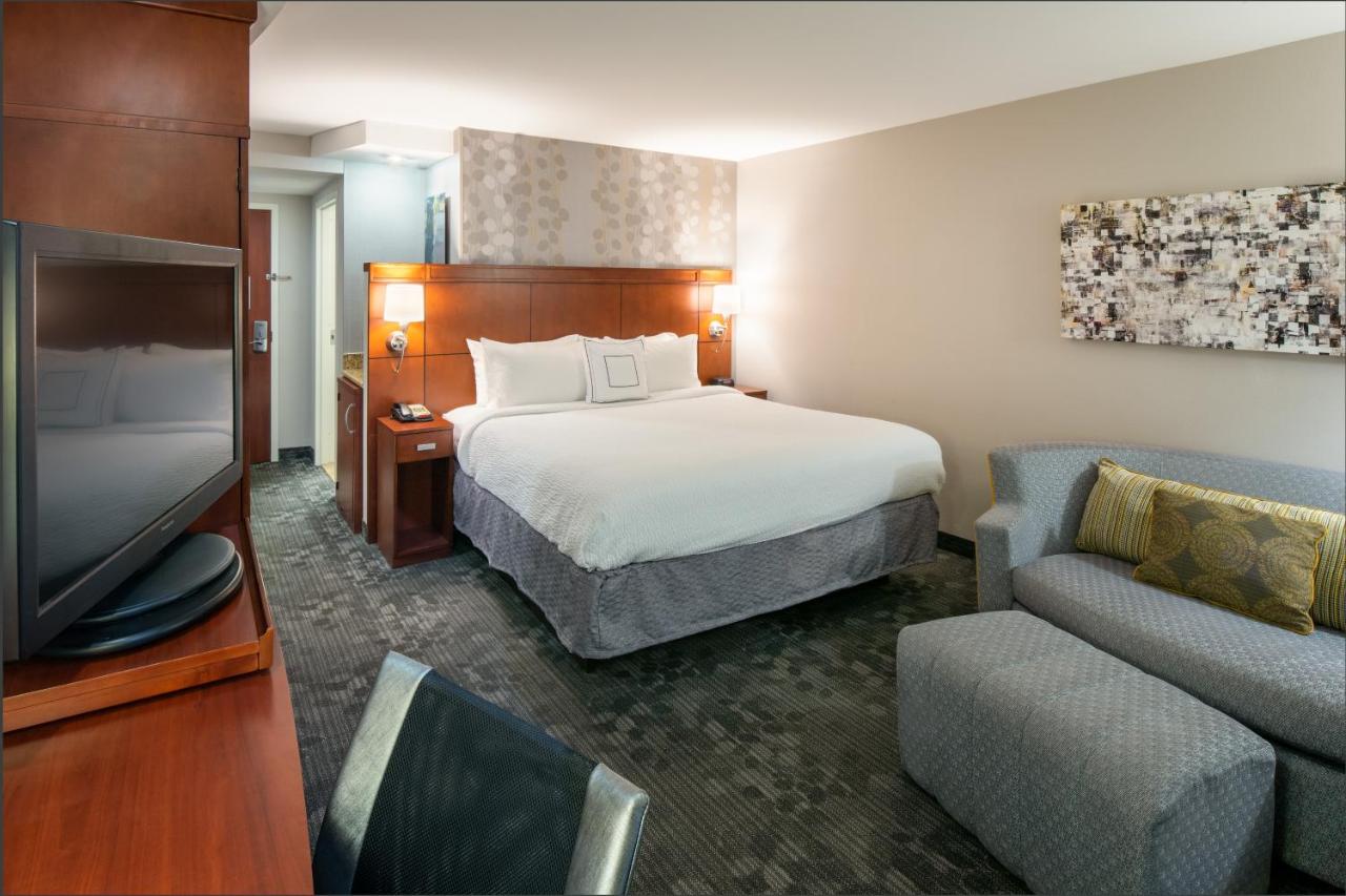 King Room with Sofa Bed and Balcony at Courtyard Jacksonville Orange Park