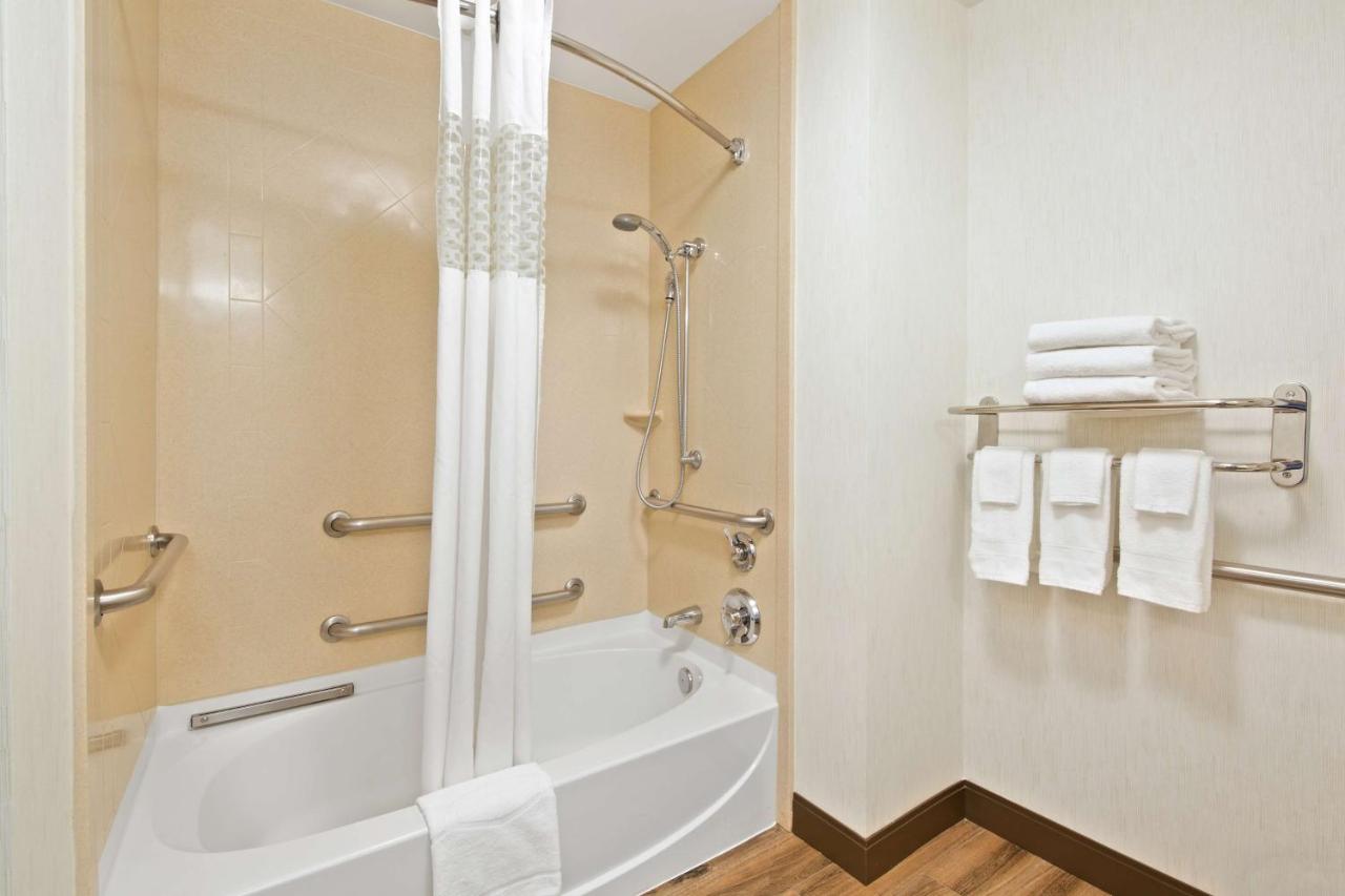 King Bed Accessible Room with Tub at Hampton Inn & Suites by Hilton Walla Walla