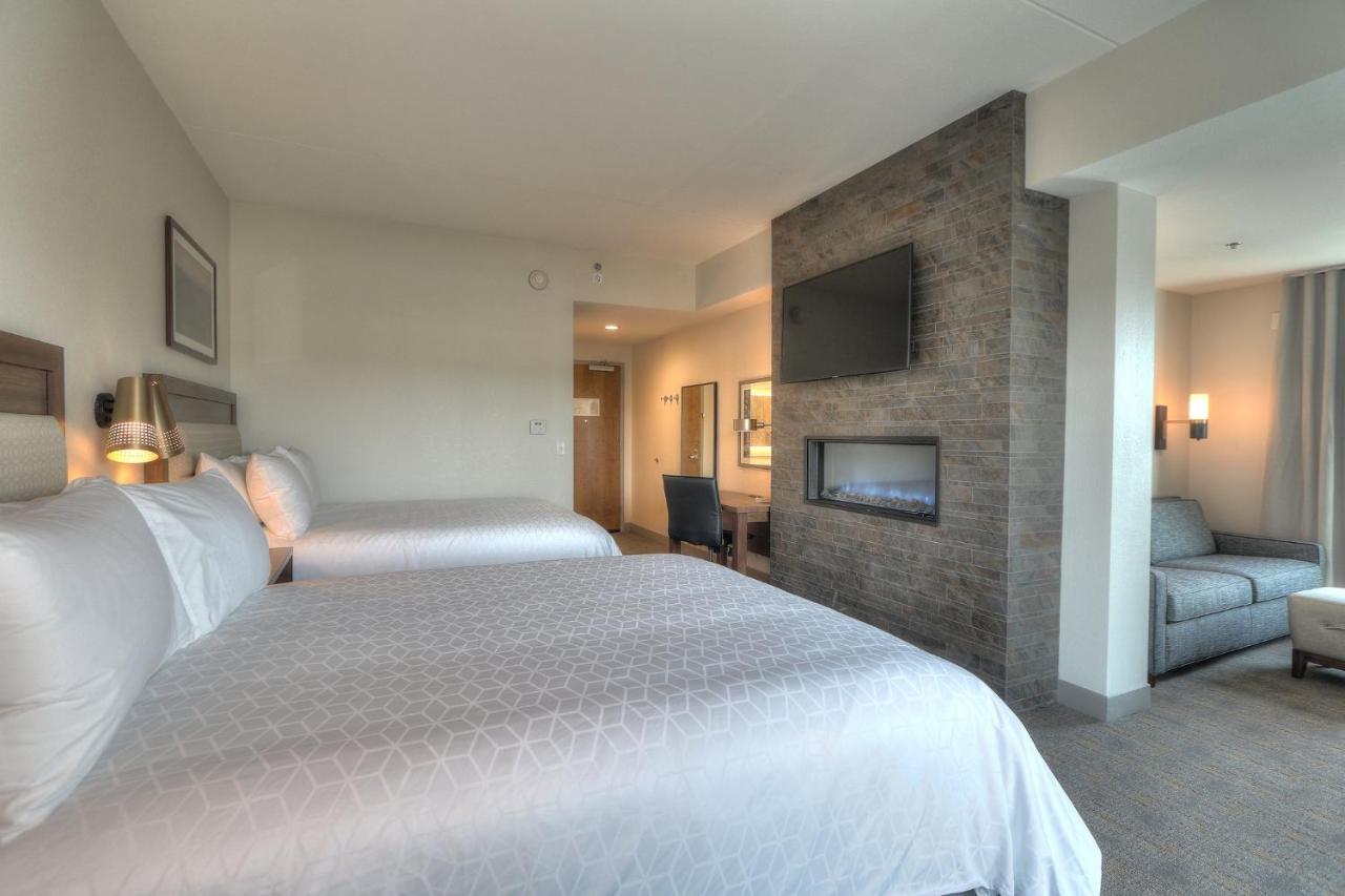 One-Bedroom Suite with Two Queen Beds and Sofa Bed - River View at Holiday Inn & Suites Pigeon Forge Convention Center by IHG