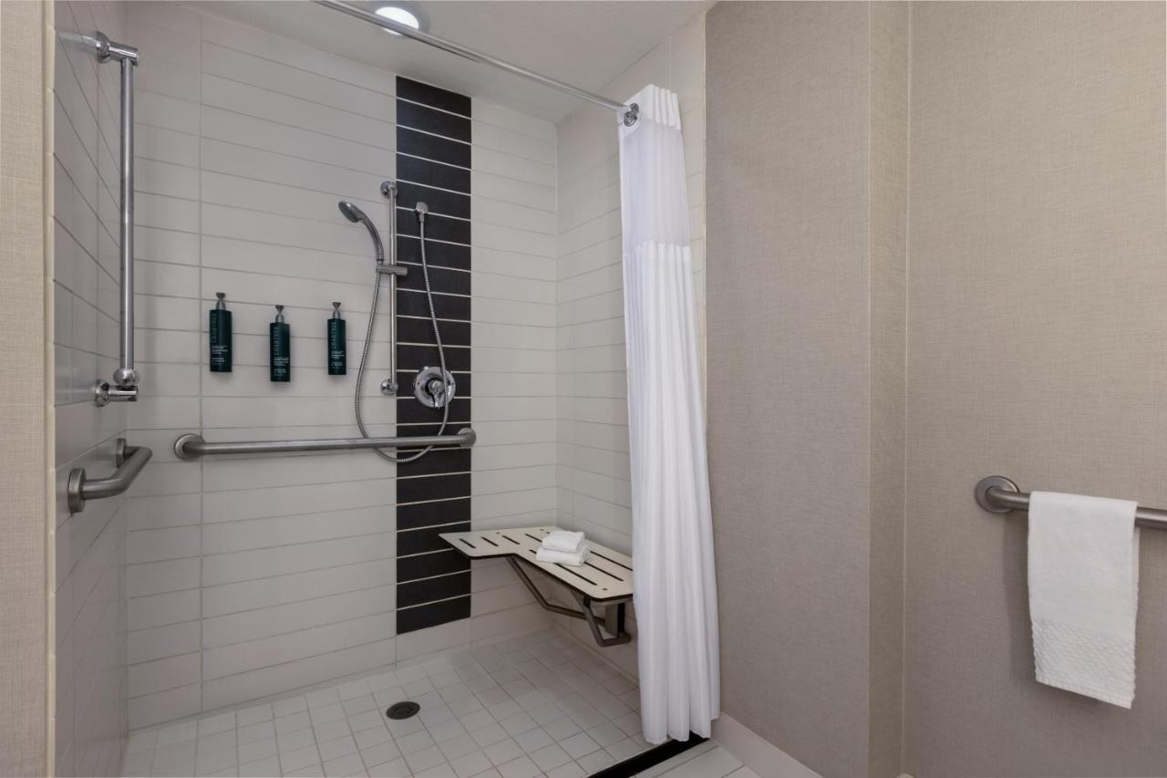 King Room with Roll-in Shower - Mobility/Hearing Accessible at DoubleTree by Hilton Las Vegas East Flamingo
