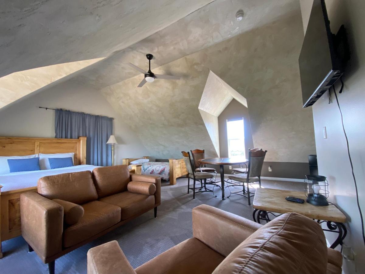  | SkyRidge Inn