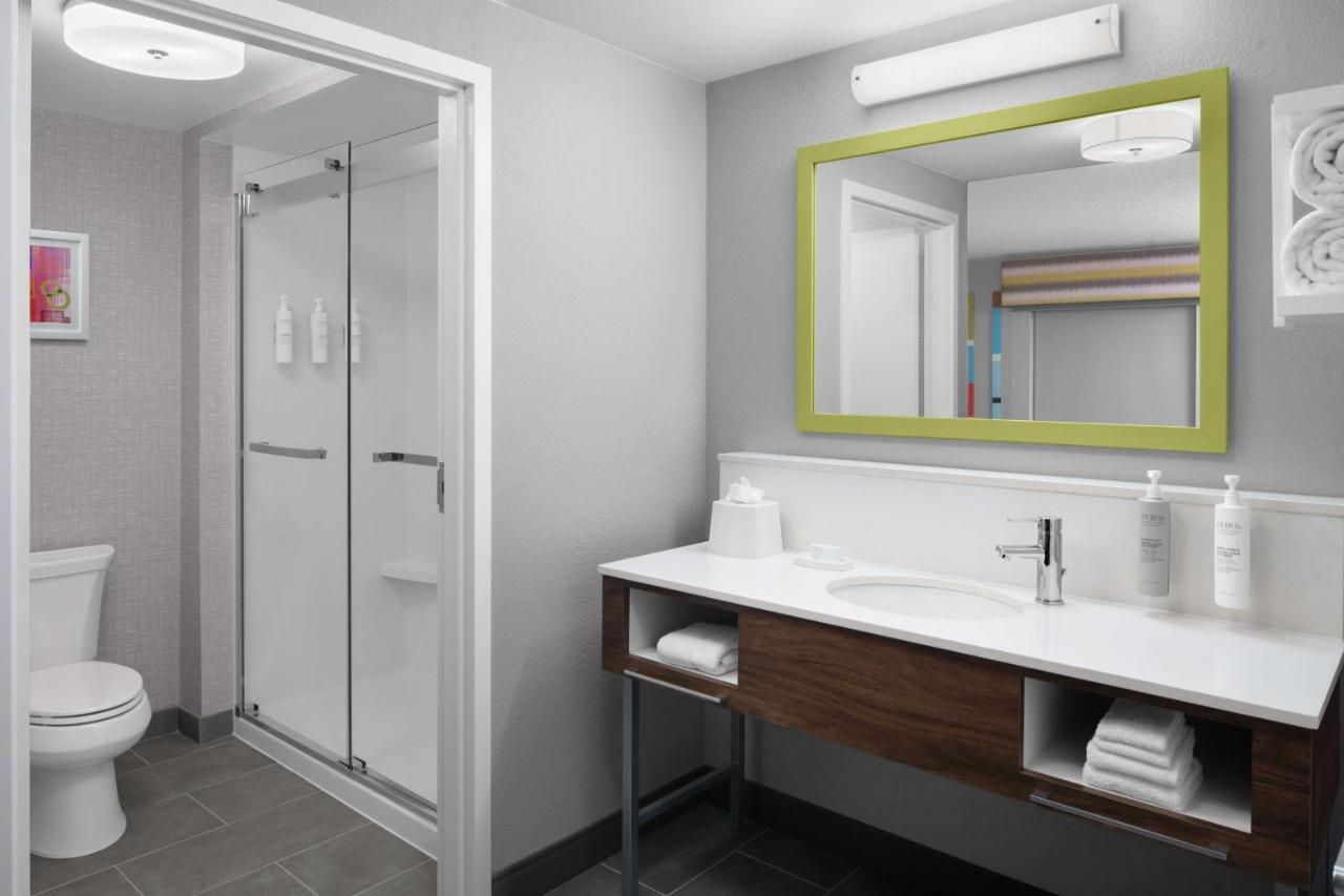 | Hampton Inn & Suites Grand Rapids-Airport 28th St