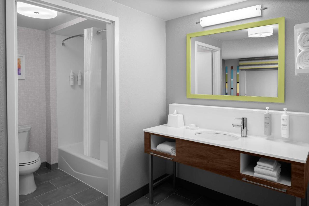 | Hampton Inn & Suites Grand Rapids-Airport 28th St