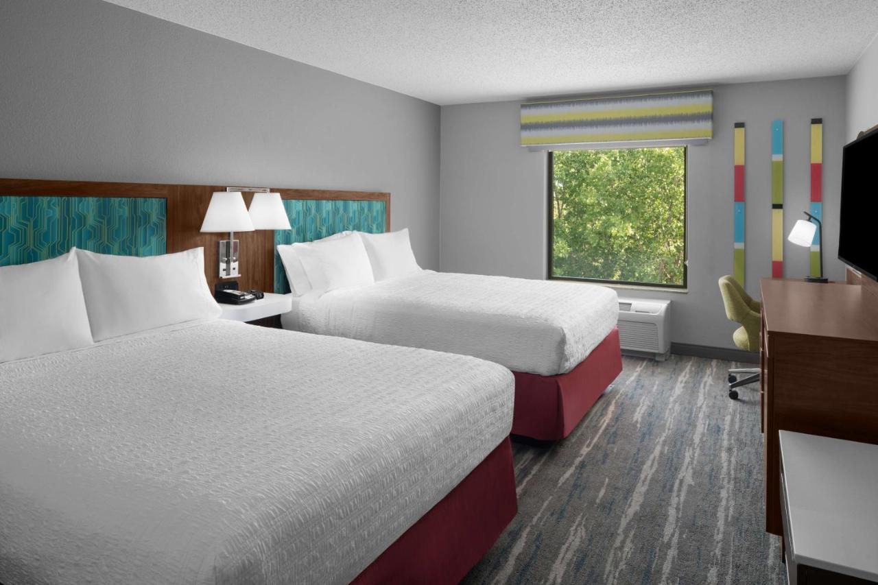 | Hampton Inn & Suites Grand Rapids-Airport 28th St