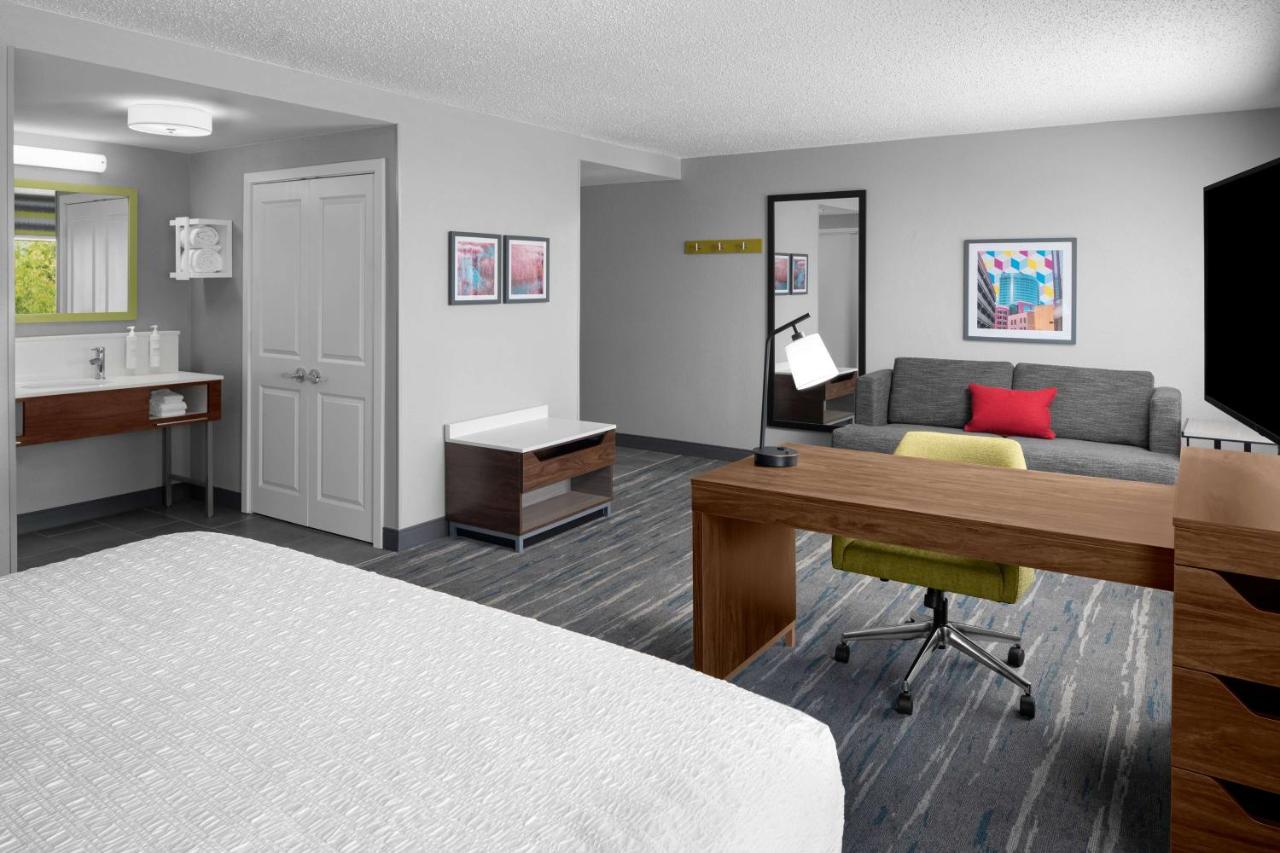 | Hampton Inn & Suites Grand Rapids-Airport 28th St