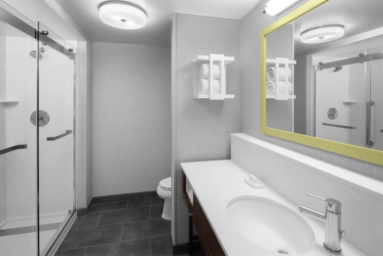 | Hampton Inn & Suites Grand Rapids-Airport 28th St