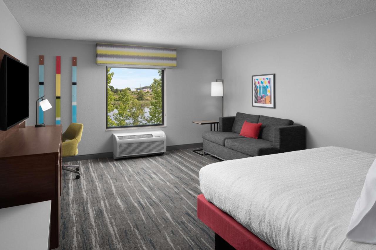 | Hampton Inn & Suites Grand Rapids-Airport 28th St