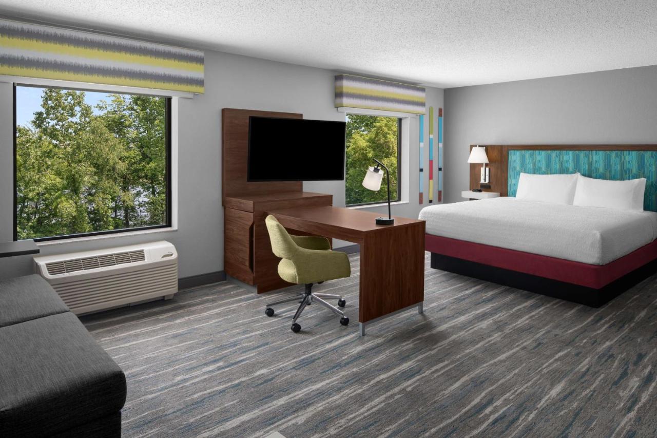 | Hampton Inn & Suites Grand Rapids-Airport 28th St