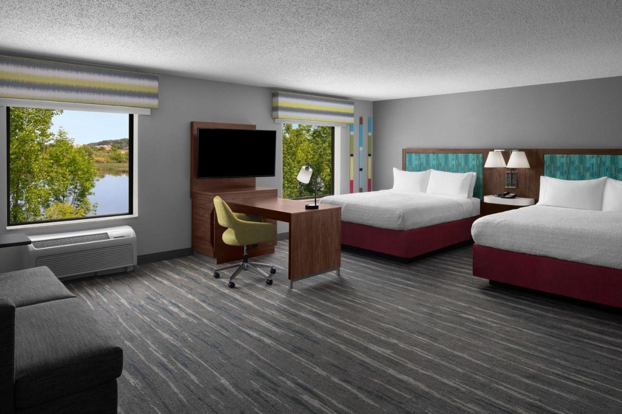 | Hampton Inn & Suites Grand Rapids-Airport 28th St