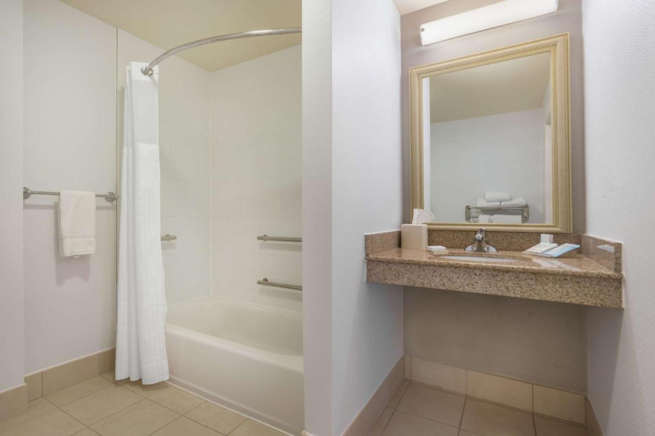 King Room with Bathtub – Hearing/Disability Access/Non-Smoking at Hilton Garden Inn Blacksburg University