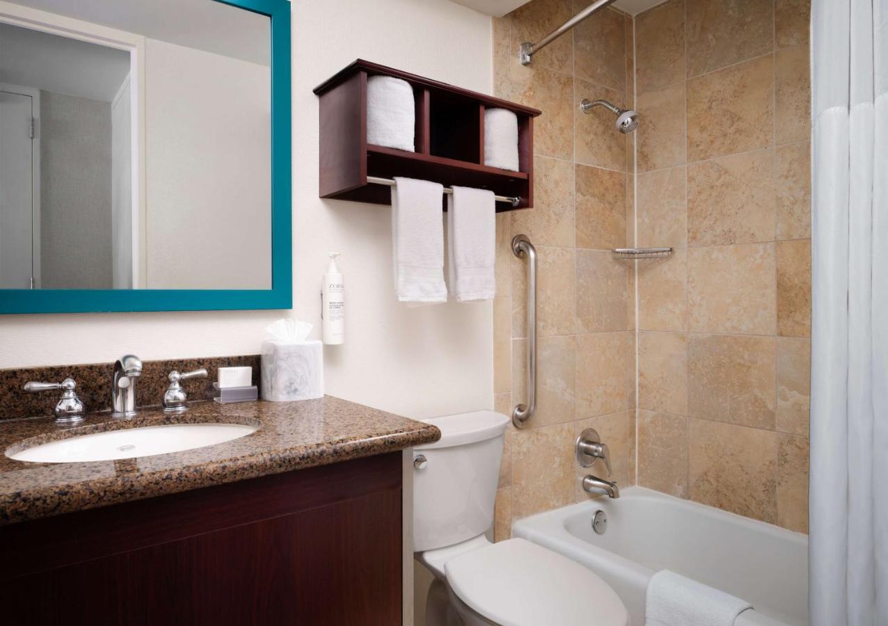 King Room - Hearing Access/Non-Smoking at Hampton Inn Chicago Downtown/Magnificent Mile
