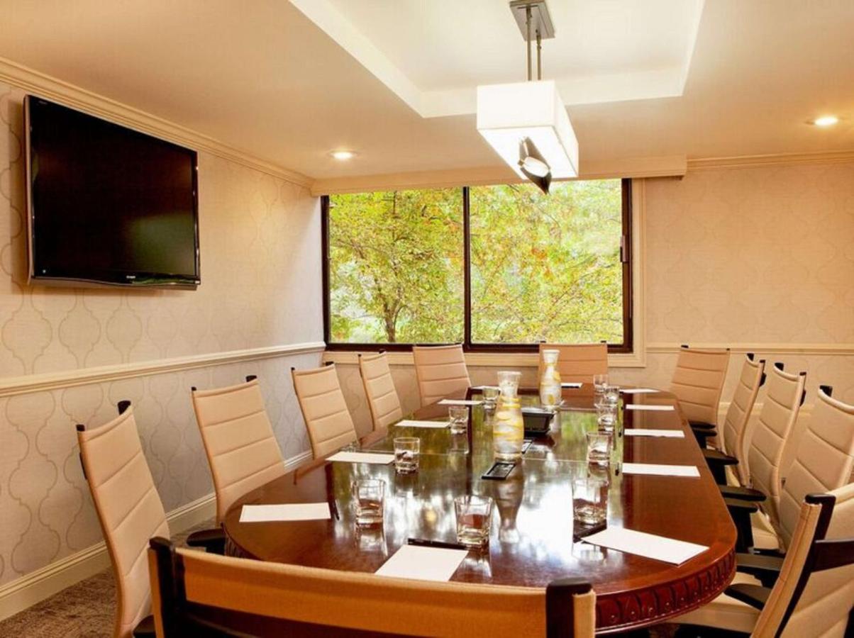| Hilton Woodcliff Lake