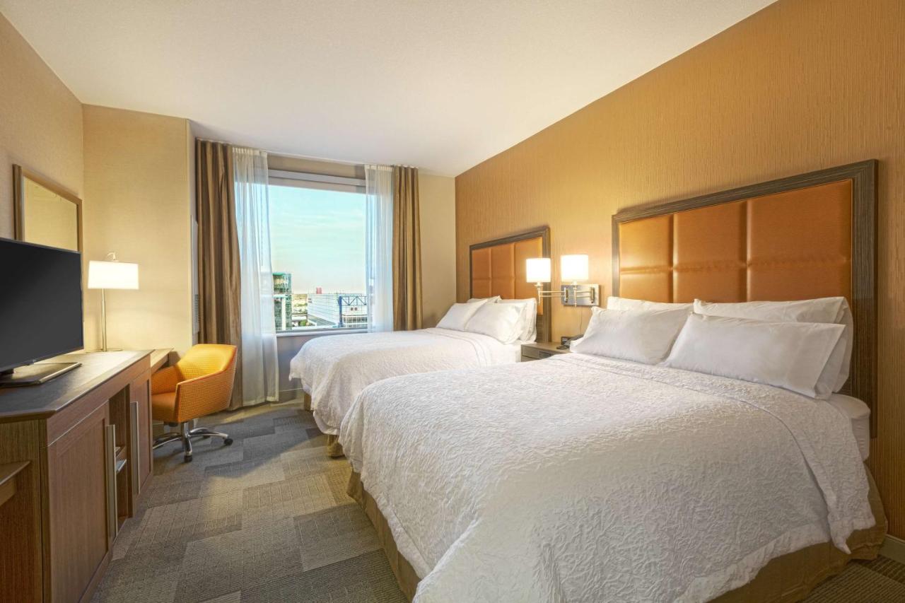 Queen Room with Two Queen Beds - Hearing Access/ Non-Smoking at Hampton Inn Houston Downtown Convention Center