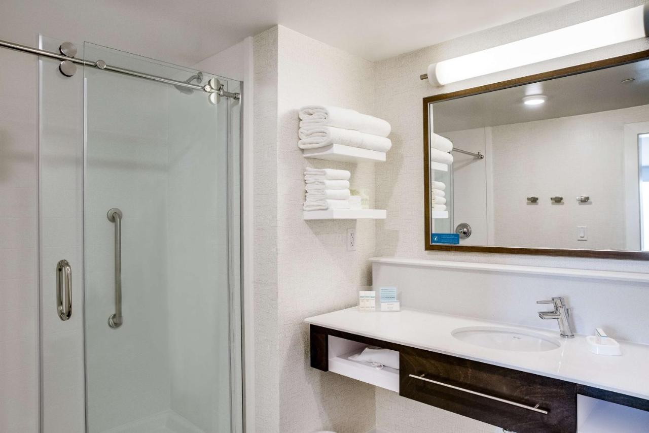 King Room - Hearing Accessible - Non-Smoking at Hampton Inn & Suites Fort Worth Downtown