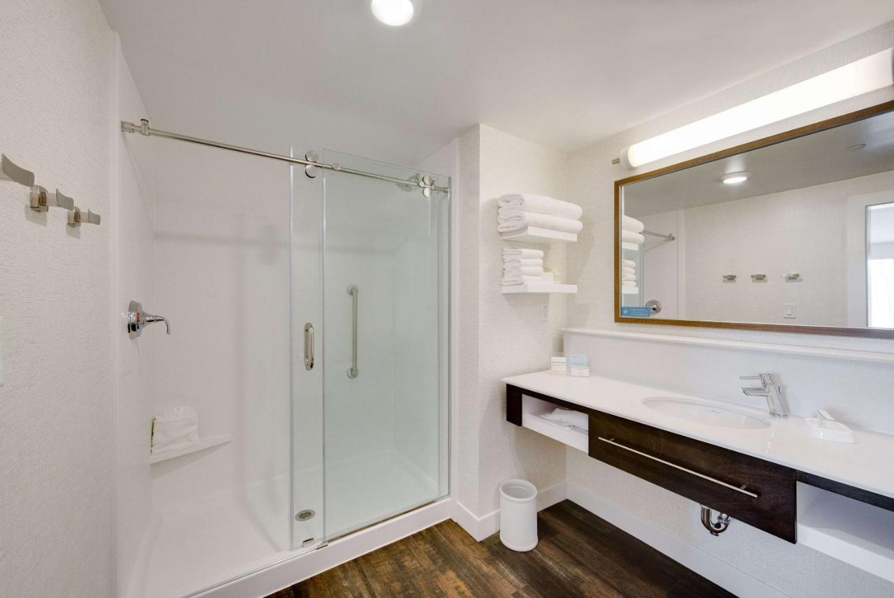 King Room - Hearing Accessible - Non-Smoking at Hampton Inn & Suites Fort Worth Downtown
