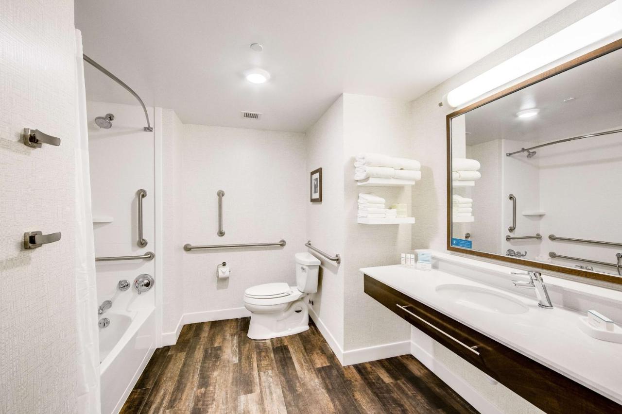 King Room - Mobility Accessible/Non-Smoking at Hampton Inn & Suites Fort Worth Downtown