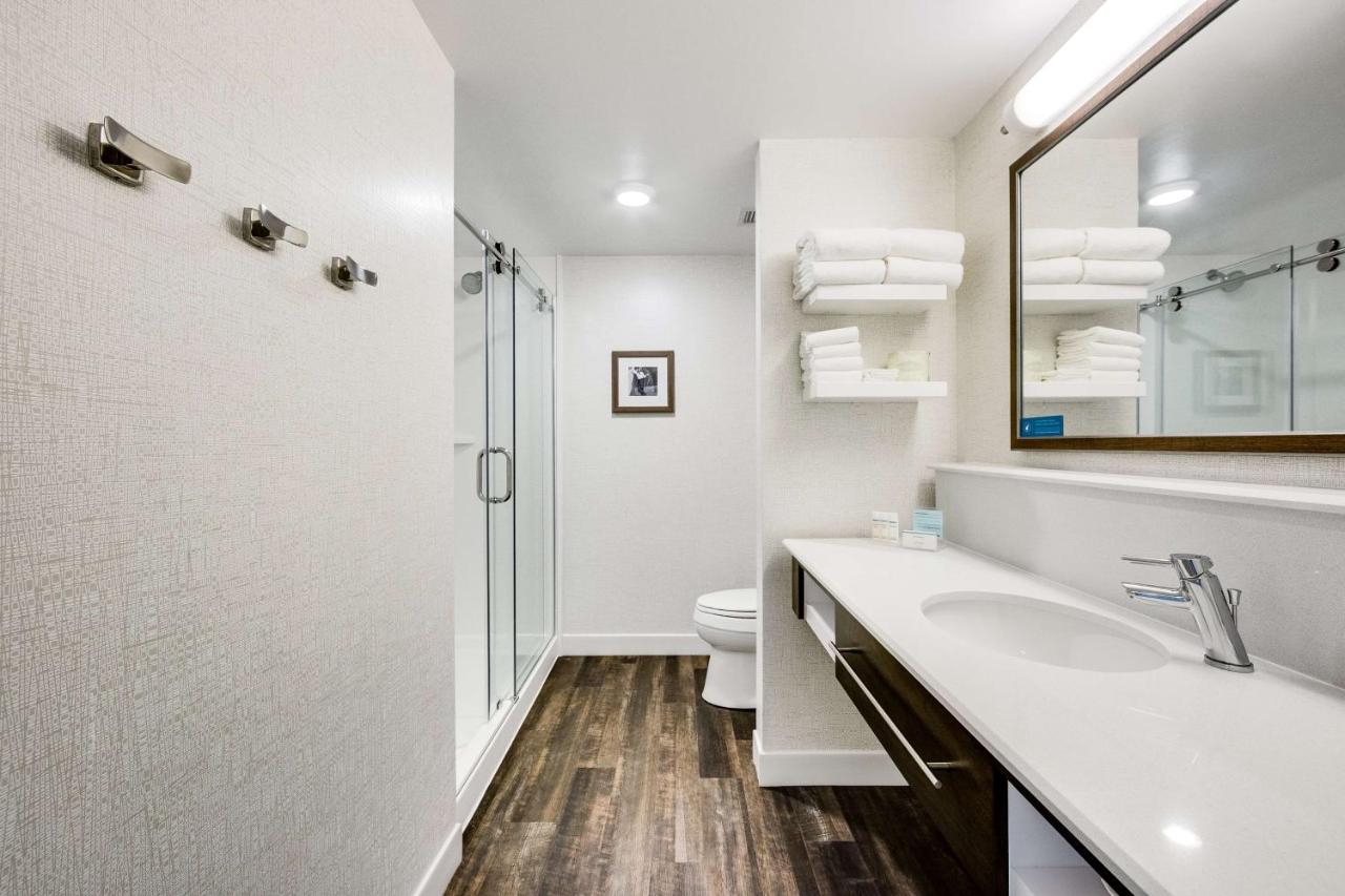 King Room - Hearing Accessible - Non-Smoking at Hampton Inn & Suites Fort Worth Downtown