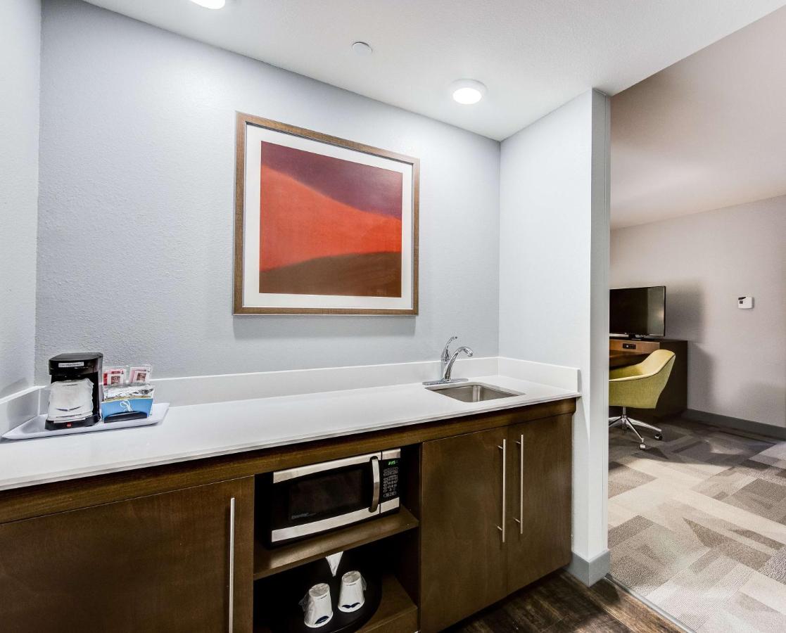 King Suite - Hearing Accessible/Non-Smoking at Hampton Inn & Suites Fort Worth Downtown