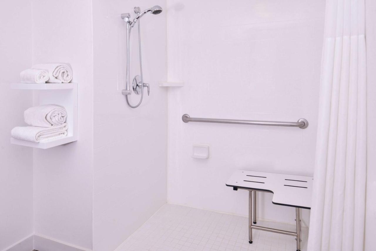 Queen Room with Roll in Shower - Disability Access/Non-Smoking at Hampton Inn Albuquerque-University/Midtown