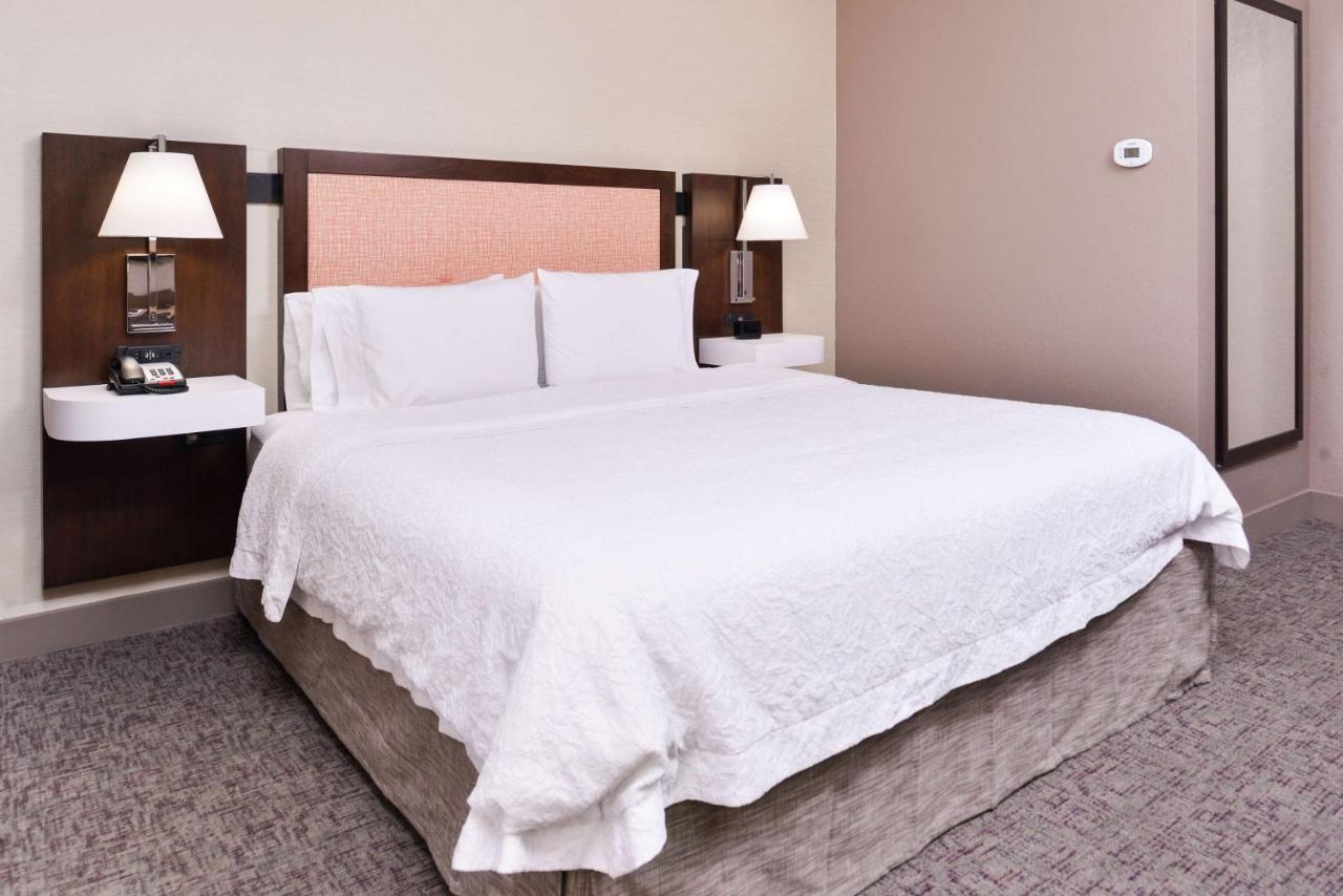 Queen Room with Roll in Shower - Disability Access/Non-Smoking at Hampton Inn Albuquerque-University/Midtown