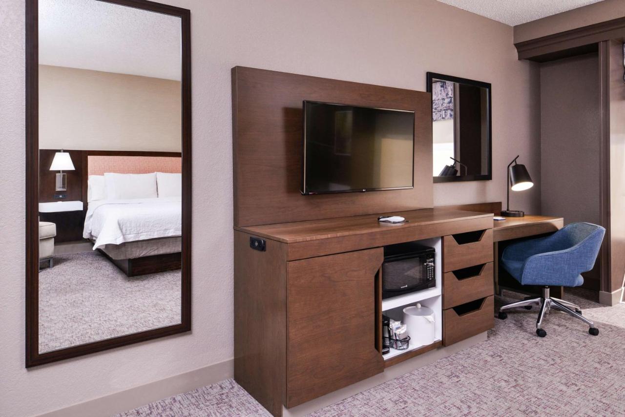 Queen Room with Roll in Shower - Disability Access/Non-Smoking at Hampton Inn Albuquerque-University/Midtown