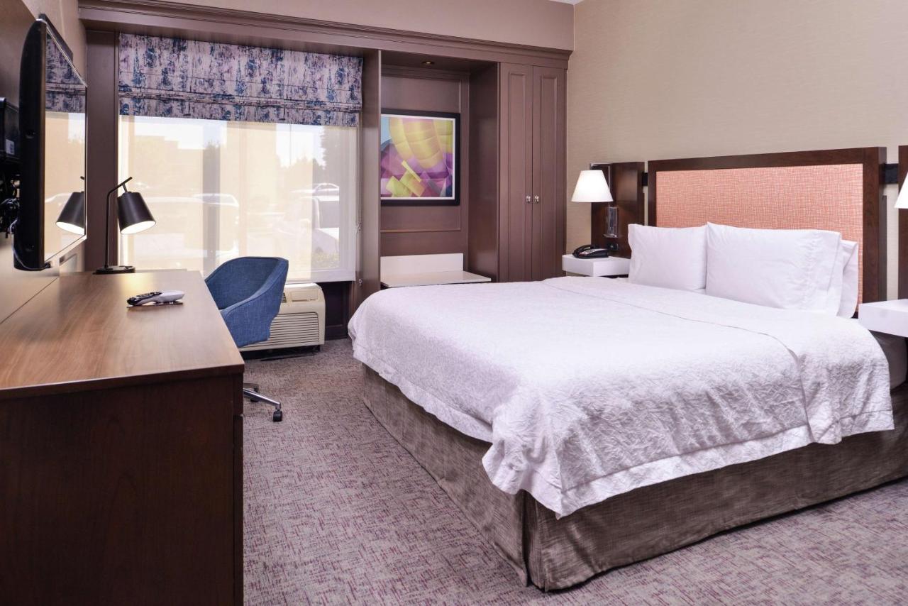 Queen Room with Roll in Shower - Disability Access/Non-Smoking at Hampton Inn Albuquerque-University/Midtown