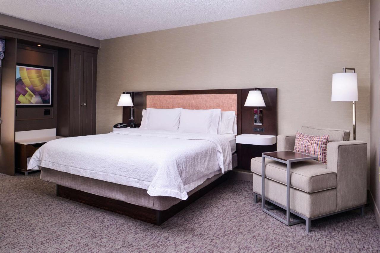 Queen Room with Roll in Shower - Disability Access/Non-Smoking at Hampton Inn Albuquerque-University/Midtown