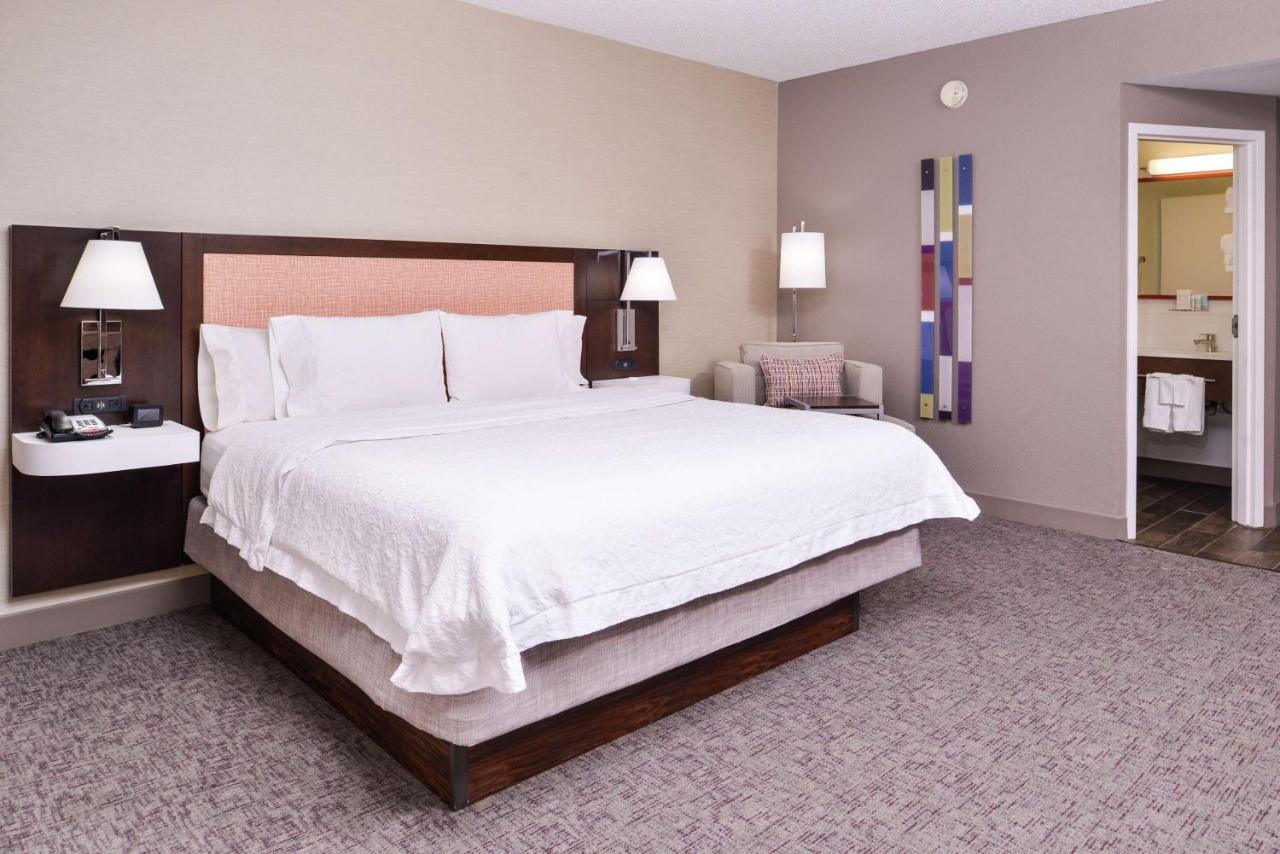 Queen Room with Roll in Shower - Disability Access/Non-Smoking at Hampton Inn Albuquerque-University/Midtown