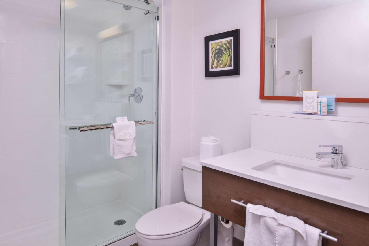 Queen Room with Roll in Shower - Disability Access/Non-Smoking at Hampton Inn Albuquerque-University/Midtown