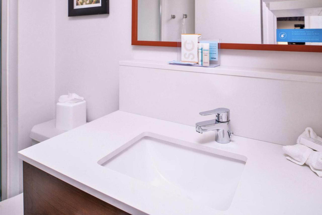 Queen Room with Roll in Shower - Disability Access/Non-Smoking at Hampton Inn Albuquerque-University/Midtown