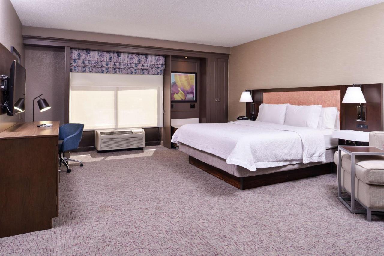 Queen Room with Roll in Shower - Disability Access/Non-Smoking at Hampton Inn Albuquerque-University/Midtown
