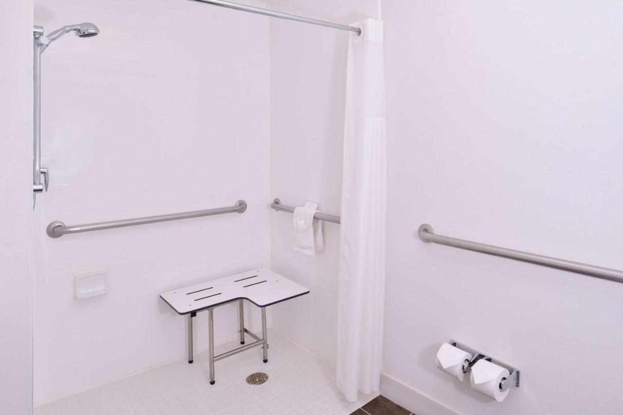 Queen Room with Roll in Shower - Disability Access/Non-Smoking at Hampton Inn Albuquerque-University/Midtown