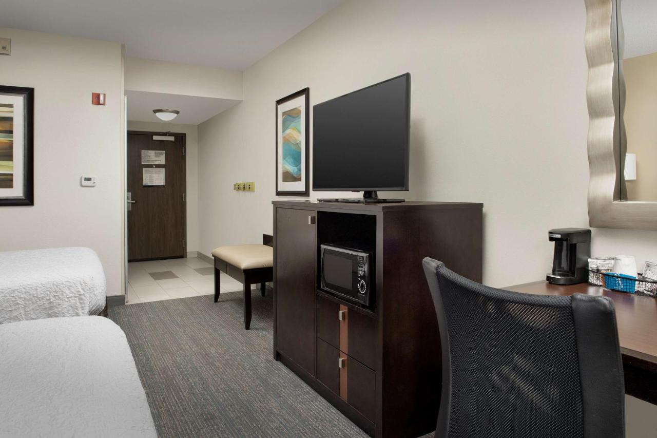 Queen Room with Two Queen Beds - Hearing Accessible at Hampton Inn & Suites Alpharetta