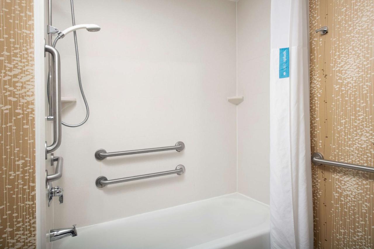 Queen Room with Two Queen Beds and Bath Tub - Disability/Hearing Accessible at Hampton Inn & Suites Alpharetta