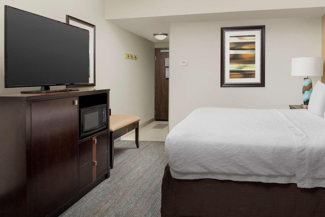 King Room - Non-Smoking at Hampton Inn & Suites Alpharetta