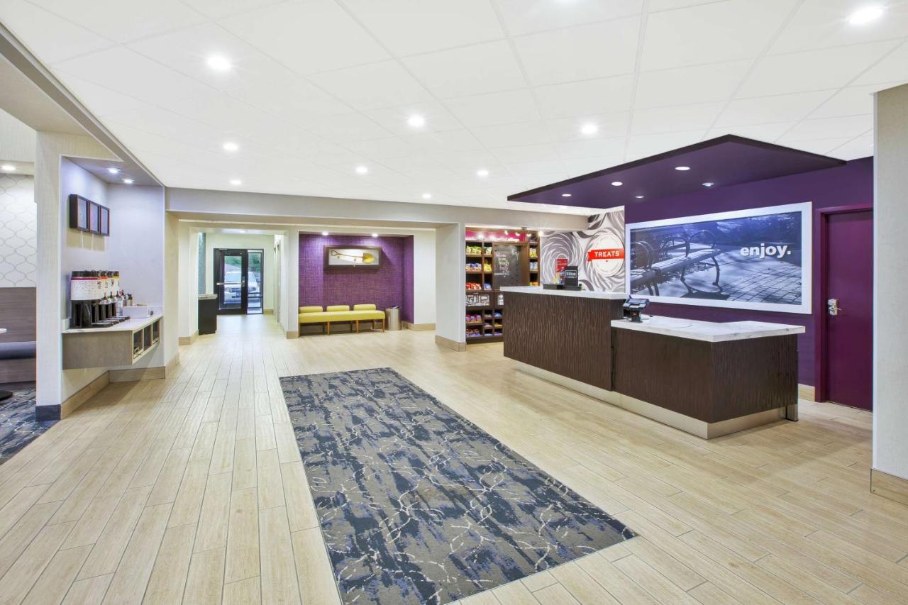  | Hampton Inn & Suites Oakwood Village-Cleveland