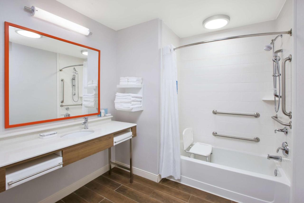 | Hampton Inn & Suites Oakwood Village-Cleveland