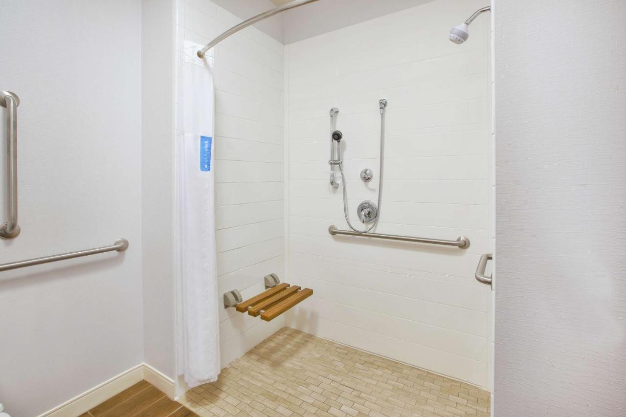 | Hampton Inn & Suites Oakwood Village-Cleveland
