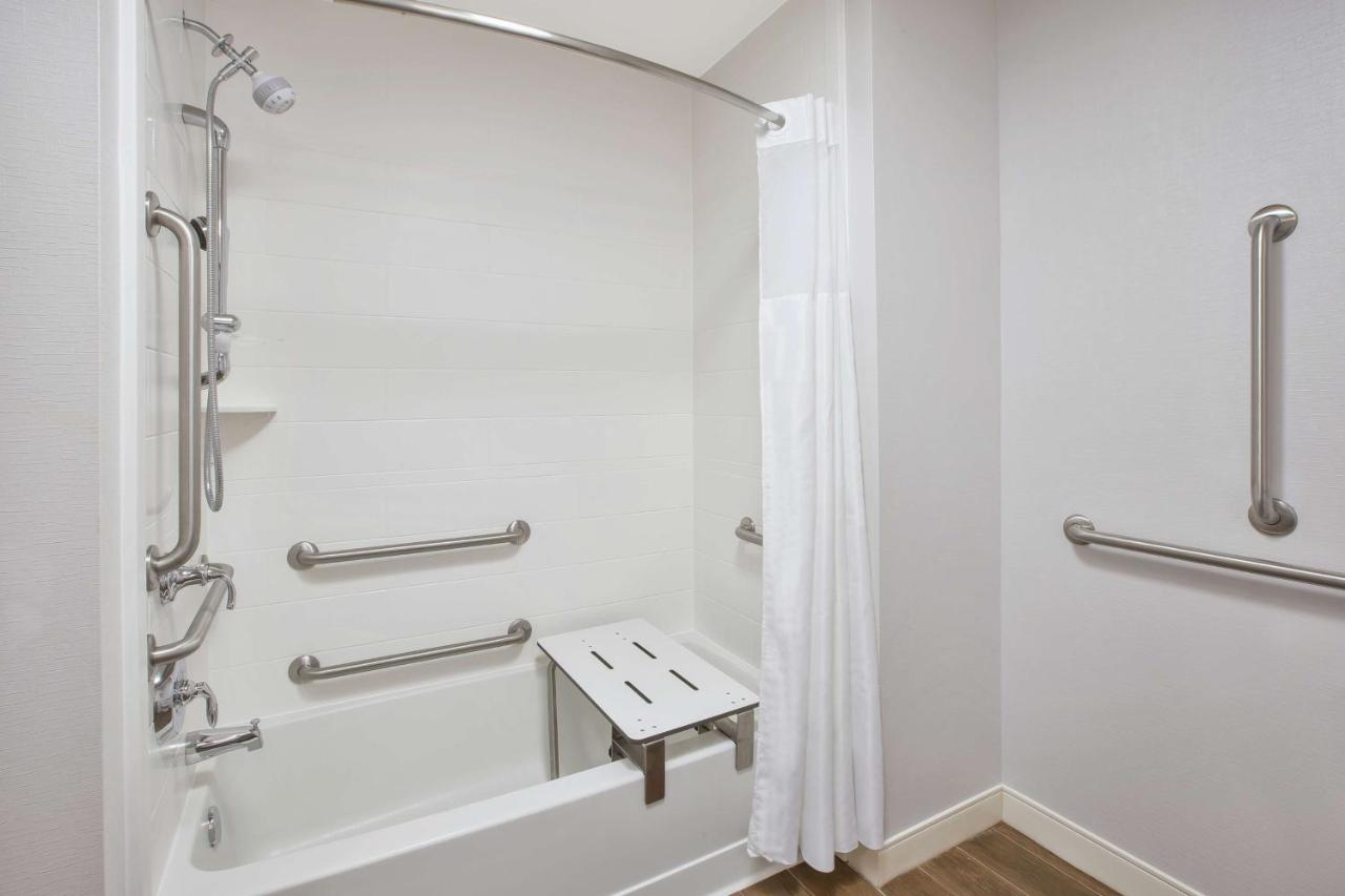  | Hampton Inn & Suites Oakwood Village-Cleveland