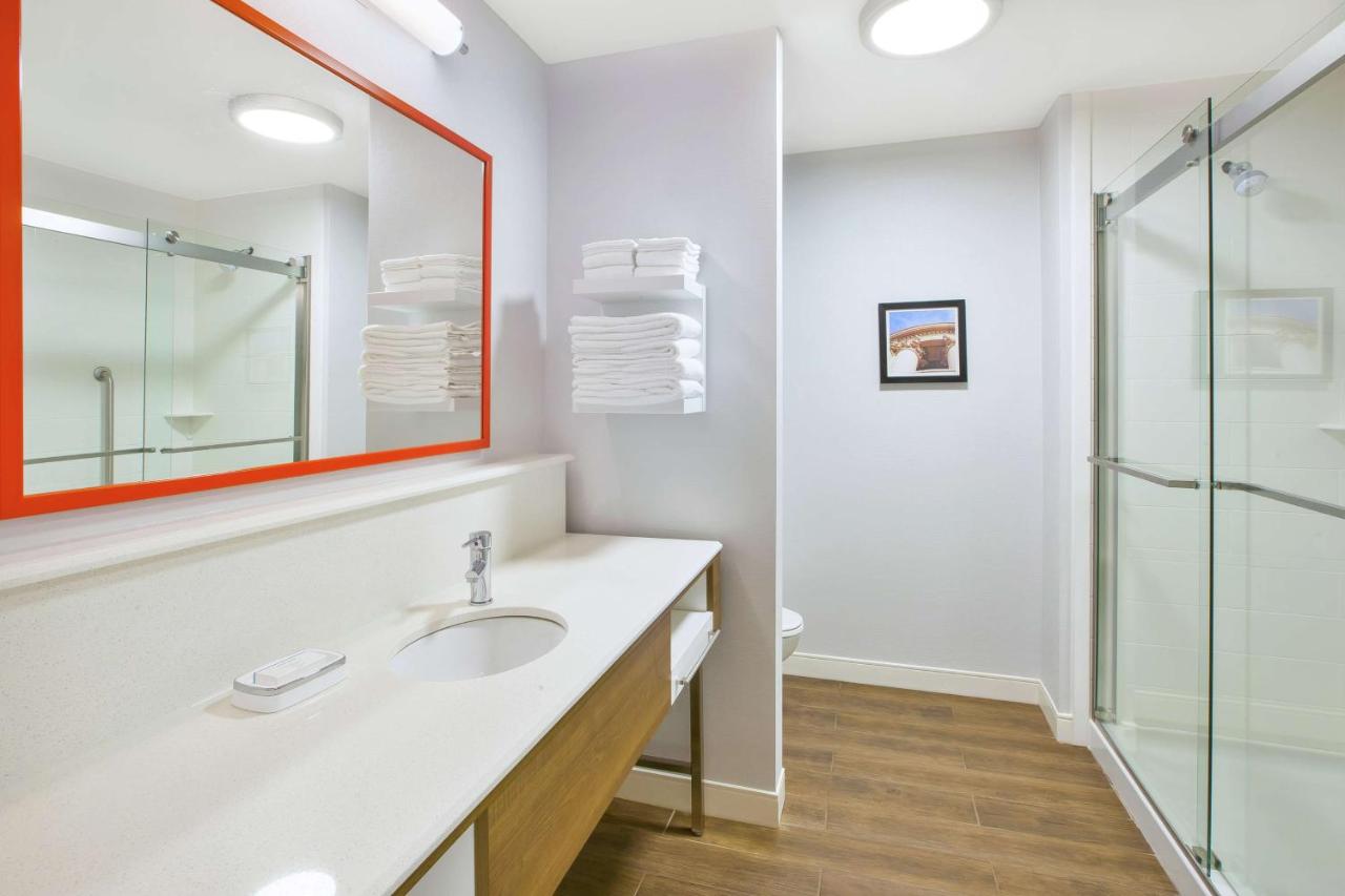  | Hampton Inn & Suites Oakwood Village-Cleveland