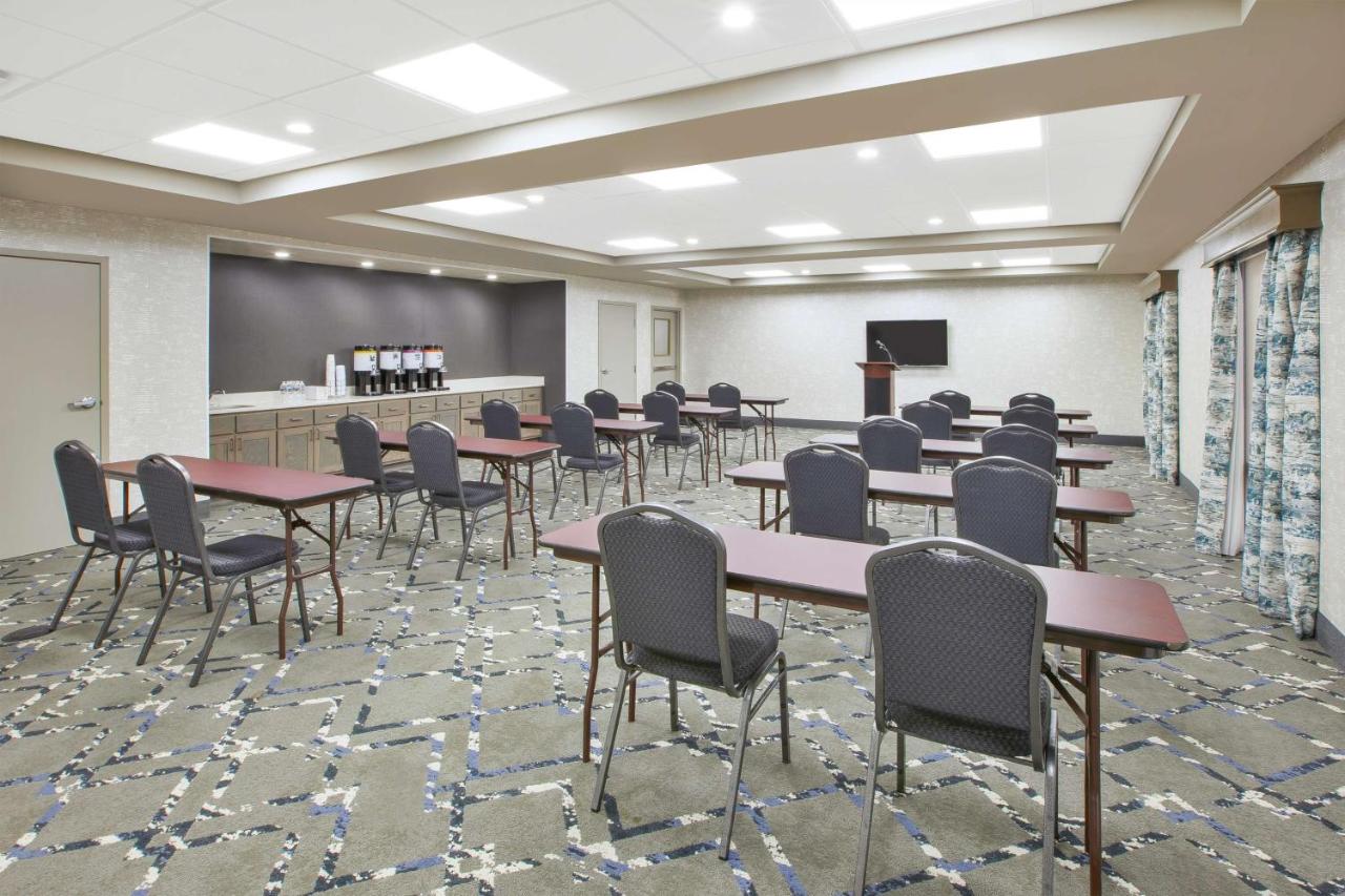  | Hampton Inn & Suites Oakwood Village-Cleveland