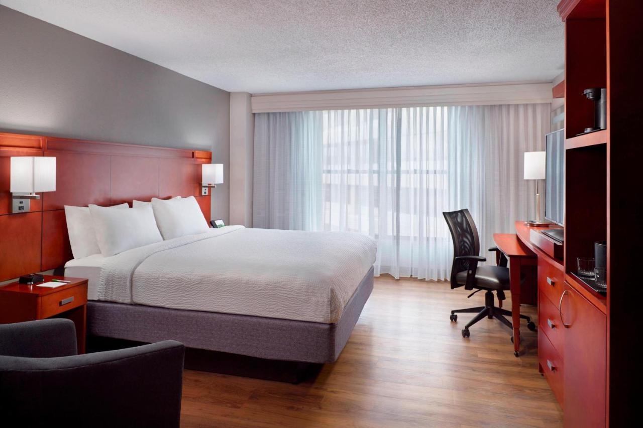 King Room at Courtyard Atlanta Decatur Downtown/Emory