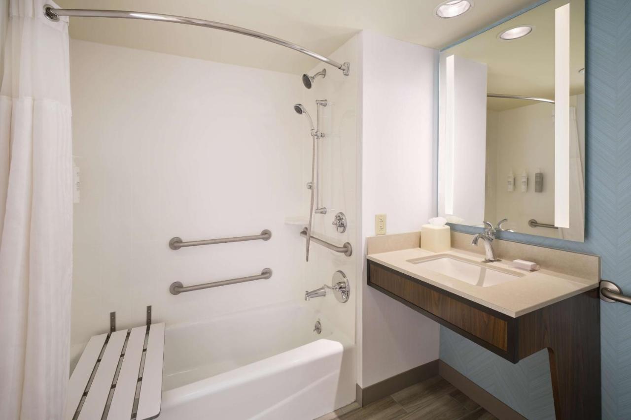 King Room with Bath Tub - Disability Access/Non-Smoking at Hilton Garden Inn Houston/Bush Intercontinental Airport