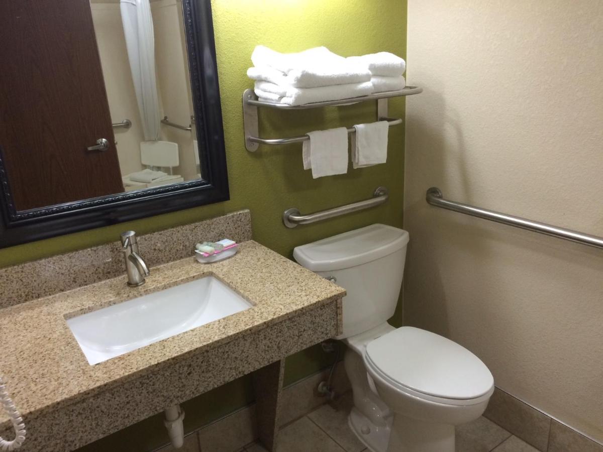 Queen Room with Roll-in Shower - Non-Smoking/Disability Access at Best Western Adena Inn