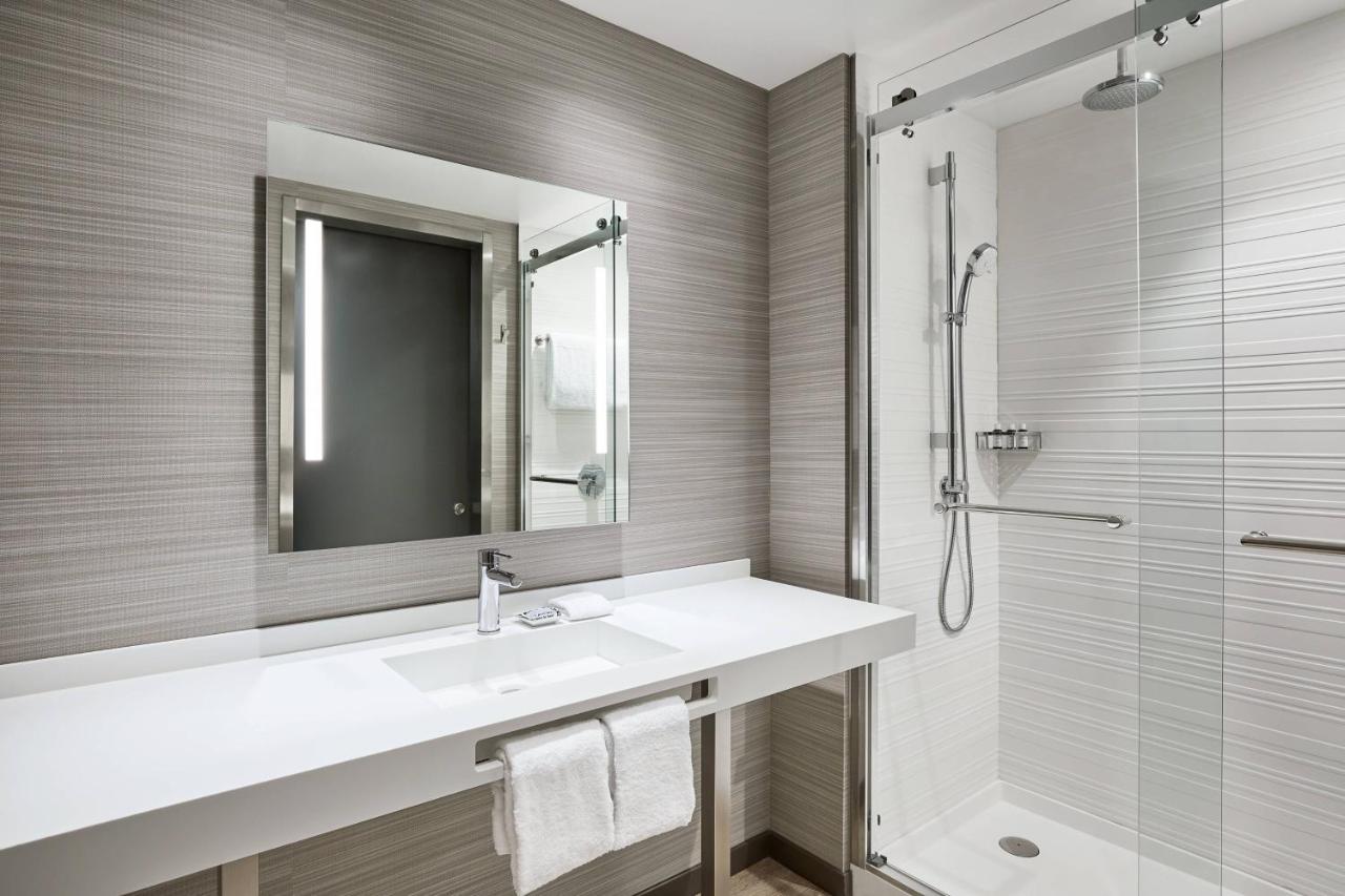 Guest Room with King Bed at AC Hotel by Marriott Phoenix Biltmore
