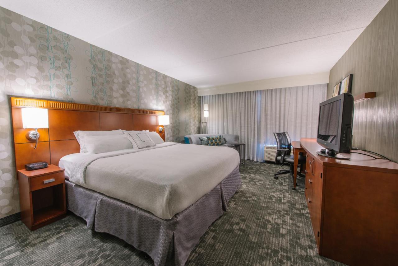 King Room at Courtyard by Marriott Nashua