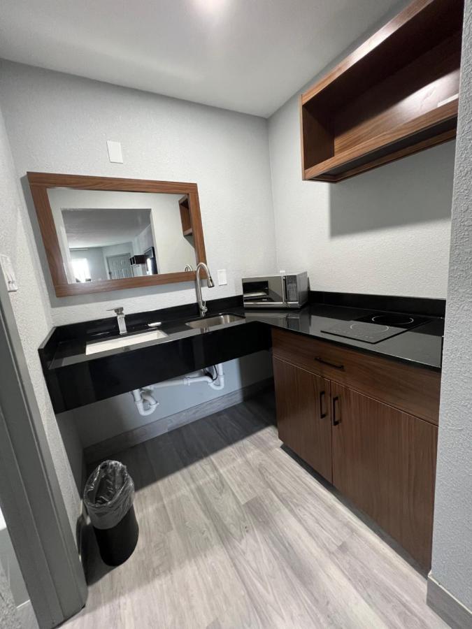 | Relax Inn Channelview