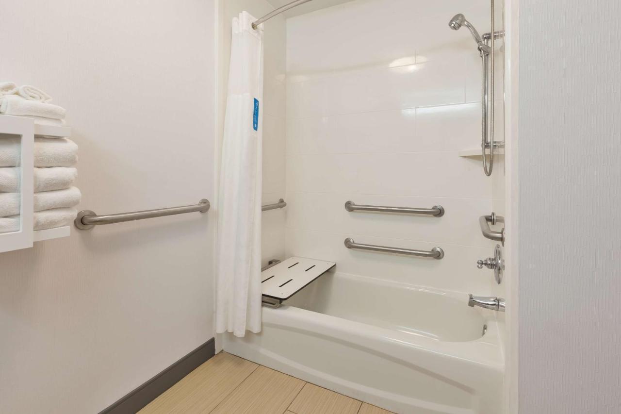 Queen Room with Sofa Bed - Mobility/Hearing Accessible at Hampton Inn Cincinnati Airport - North